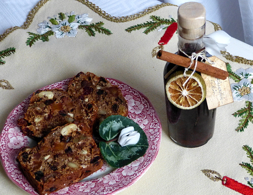 Beschwipster Früchtekuchen und Weihnachtslikör – Dried Fruits Cake With Alcohol and Christmas&nbsp;Liqueur