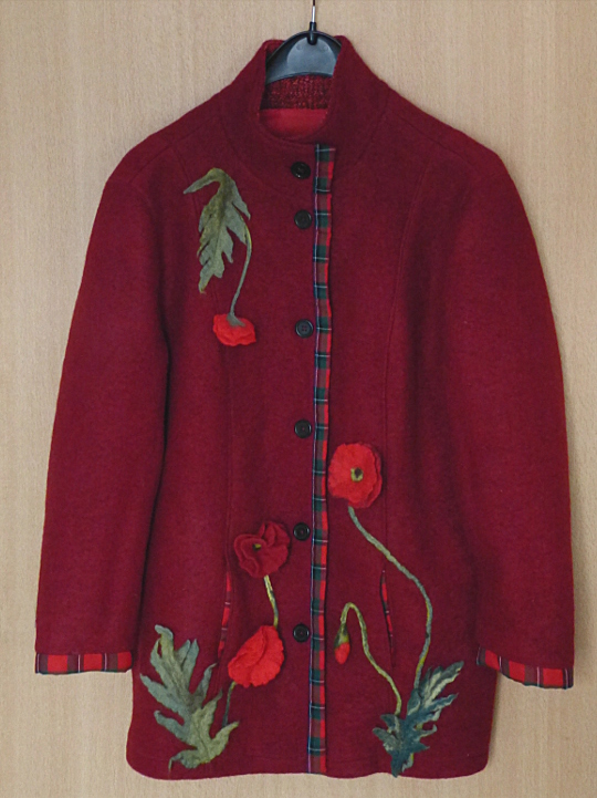 Walkjacke mit gefilzten Mohnblüten – A Wool Jacket with Felted&nbsp;Poppies
