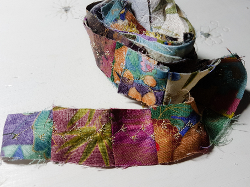 Resteverwertung: Geschenkbänder aus der Nähmaschine – Gift Ribbons From&nbsp;Scraps