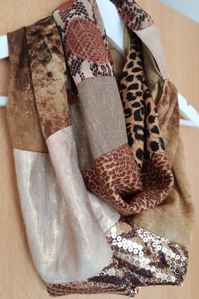Upcycling: ein Loopschal im Leo-Look – Upcycling: a Loop Scarf with Animal&nbsp;Prints